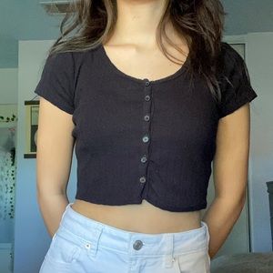super flattering black buttoned crop top